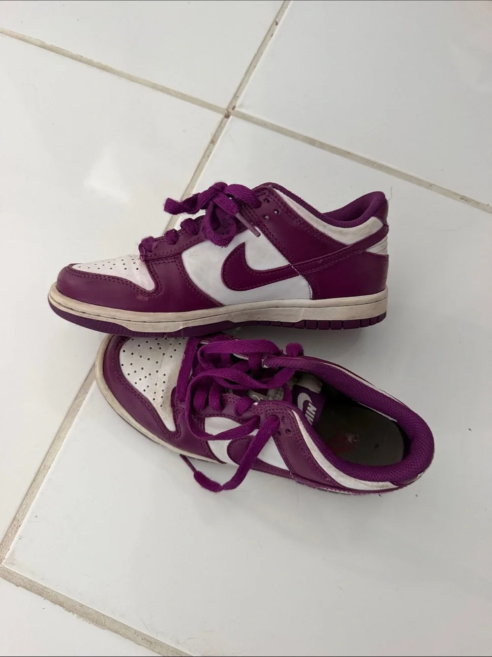 Nike Kids Low-Top Sneakers in Purple and White